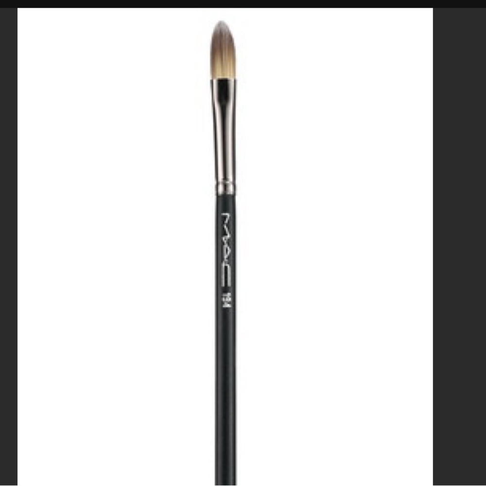 NEW MAC CONCEALER BRUSH 194